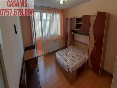 VANDUT Apartament cu 3 camere situat in zona de sus a orasului, cu balcon mare si bucatarie spatioasa