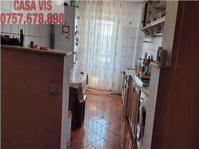 VANDUT Apartament cu 3 camere situat in zona de sus a orasului, cu balcon mare si bucatarie spatioasa