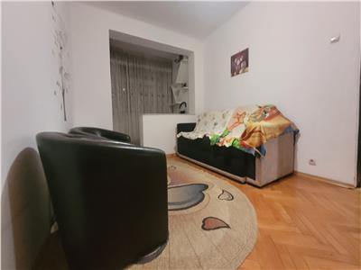 VANDUT !!! Apartament 2 camere in Onesti, ultracentral, parter, renovat cu o mica graina in folosinta plus loc de parcare rezervat