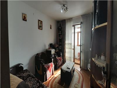 VANDUT !!! Apartament 2 camere in Onesti, ultracentral, parter, renovat cu o mica graina in folosinta plus loc de parcare rezervat