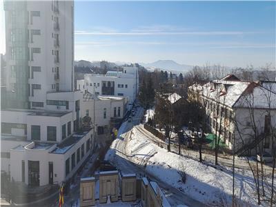 Str. Parcului, etajul 6, apartament in fata primariei din Onesti cu balcon, centrala proprie, mobilat