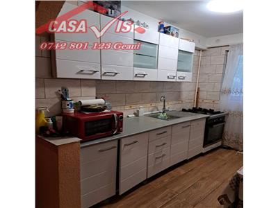 VANDUT !!! Apartament 2 camere in Onesti, ultracentral, parter, renovat cu o mica graina in folosinta plus loc de parcare rezervat