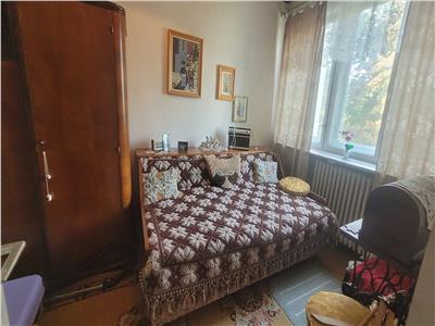 RETRAS DE LA VANZARE .Apartament 3 camere in onesti str oituz, peste drum de covrigaria Luca