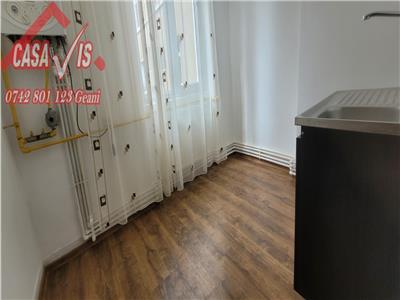 Etajul 1 din 2 apartament in Onesti situat intre piata si primarie