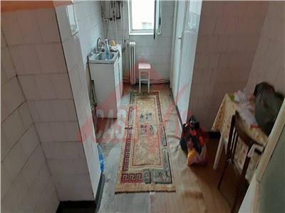 Urgent, ieftin !!! Apartament 3 camere zona de jos langa Kaufland, bloc dupa 1982, simplu cu centrala, 2 bai, 2 balcoane , 42500 euro