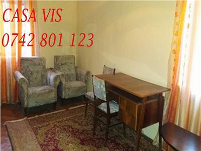 Apartament cu 2 camere, zona centrala, parter