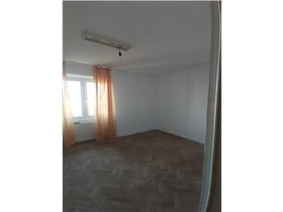 VANDUT !!! Apartament 2 camere langa primaria noua din Onesti, decomandat cu balc