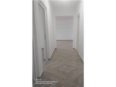 Vandut!! Apartament 3 camere cu balcon in zona de jos, complet renovat.