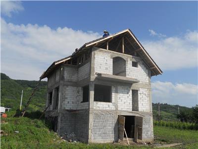 Casa la roșu in Mânăstirea Cașin. Casa Vis Onesti si www.casavis.ro
