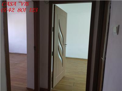 Vandut!! Apartament 2 camere decomandat cu balcon situat in zona centrala. Casa Vis Onesti si www.casavis.ro