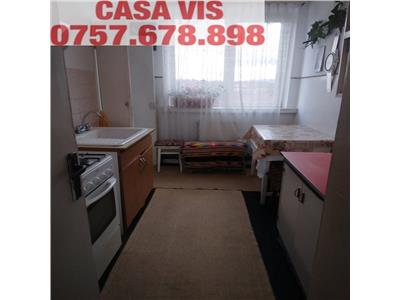 Apartament cu 3 camere, ultracentral, cu balcon www.casavis.ro sau Casa Vis Onesti