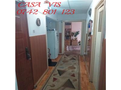 VANDUT !!!  Apartament cu 3 camere, zona centrala. Casa Vis Onesti si www.casavis.ro