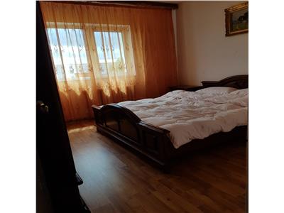 Apartament cu 3 camere situat in zona de jos a orasului, decomandat, cu balcon Casa Vis Onesti sau www.casavis.ro